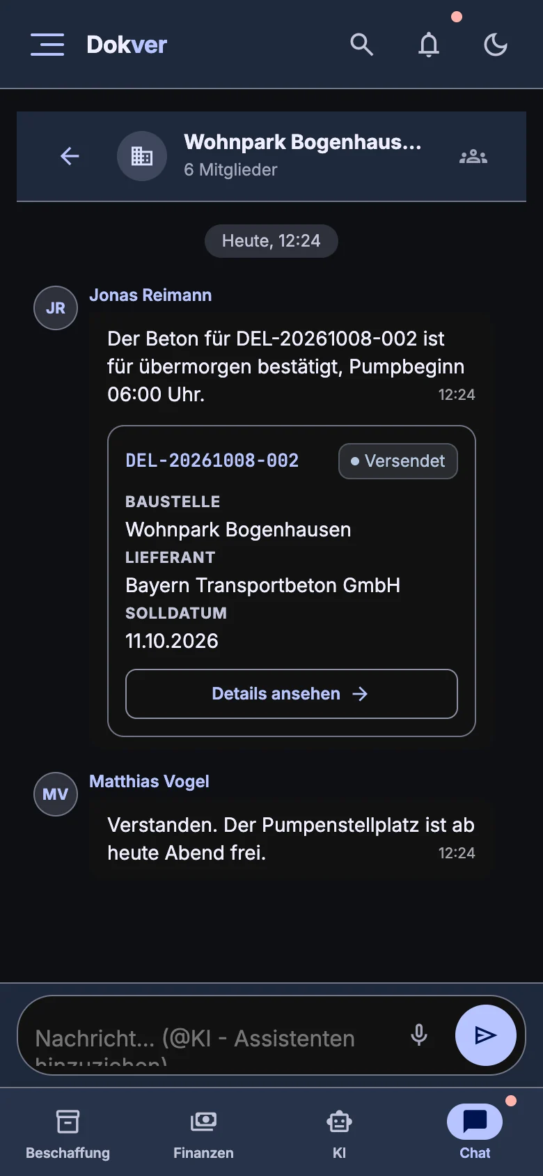 Team-Chat auf dem Handy mit Sprachnachrichten und Lieferungskarten, dunkles Design