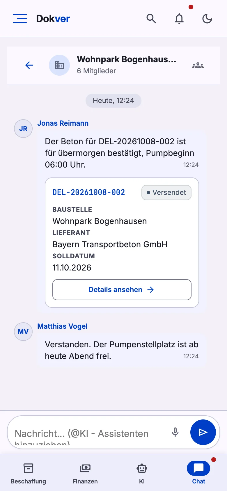 Team-Chat auf dem Handy mit Sprachnachrichten und Lieferungskarten