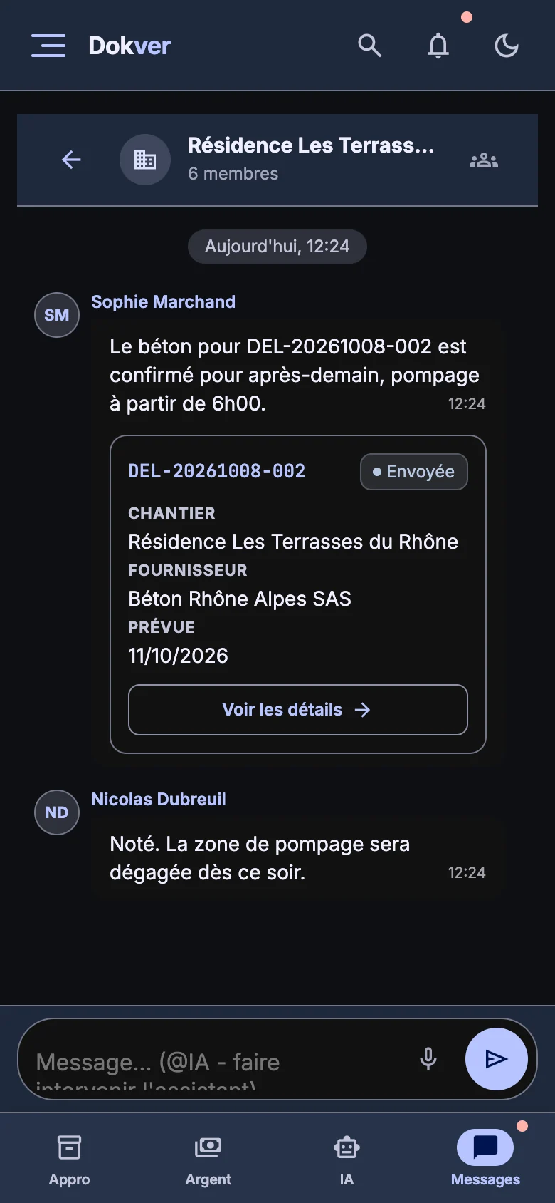 Messagerie d'équipe sur mobile, avec messages vocaux et cartes de livraison, thème sombre